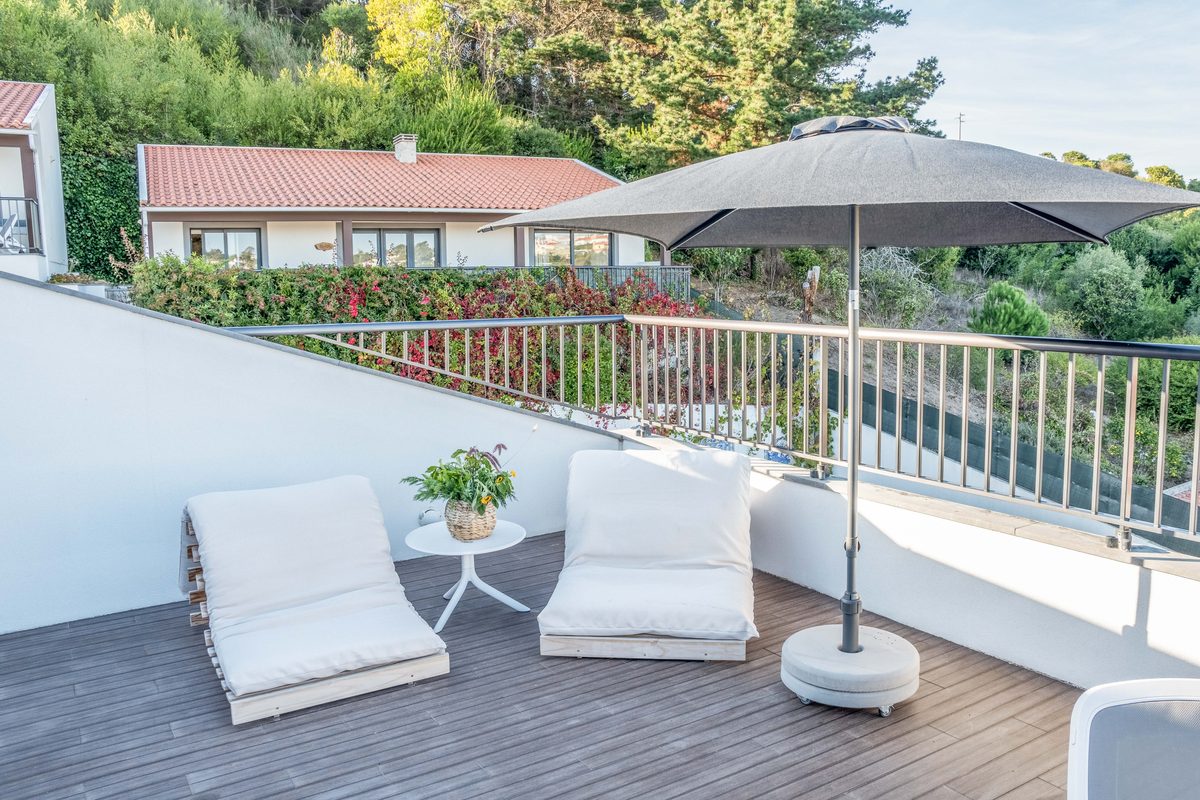 The terrace with its umbrella and loungers